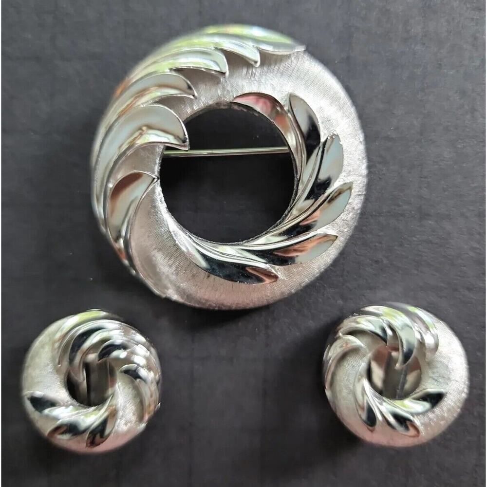 Vintage Crown Trifari Brushed Silver tone Brooch and Earrings Set Rare‎ PB77